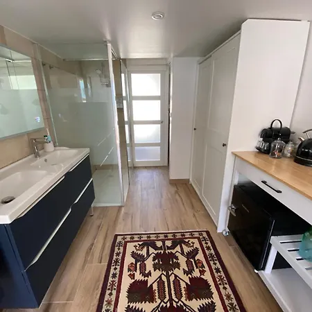 Pres Gare Et Bed & Breakfast